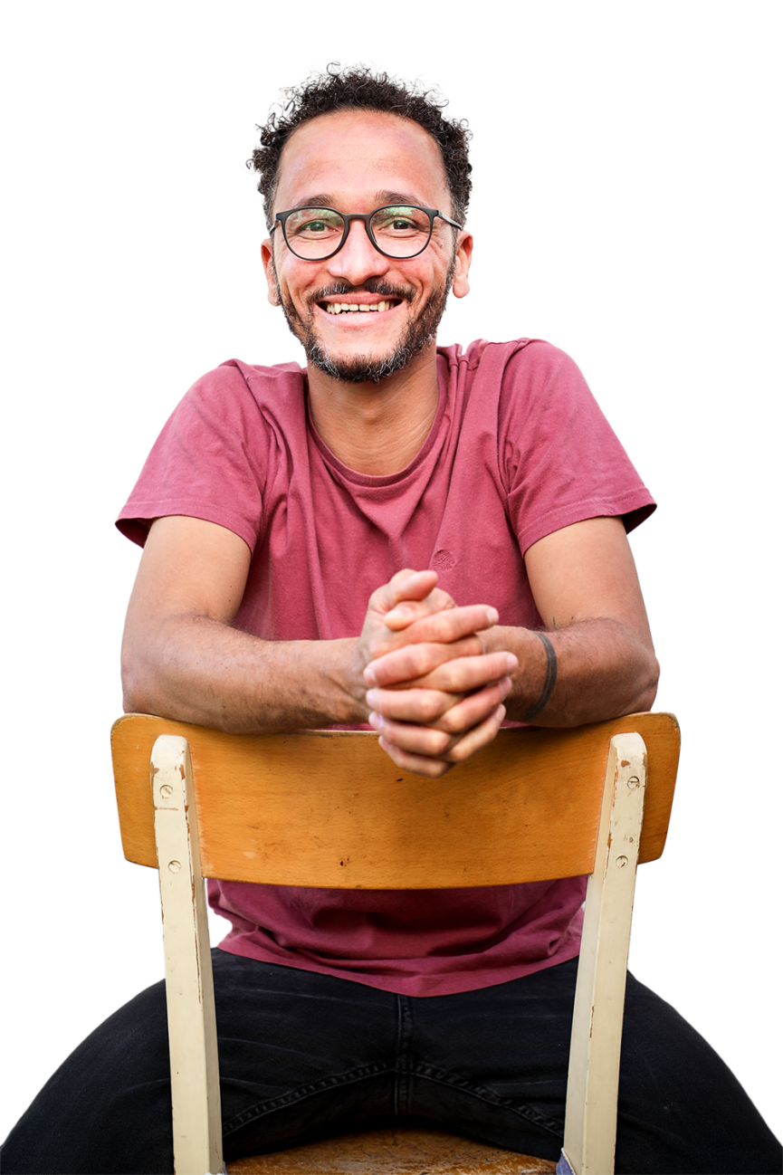 Systemischer Coach und psychologischer Berater Franz Wilhelm sitzt auf einem Stuhl und schaut in die Kamera.