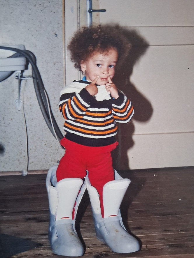 Hier ist ein Kinderfoto des psychologischen Beraters und Coach Franz Wilhelm zu sehen. Er steht als Kind in zu gro&szlig;en Skischuhen. Dieses Bild ist f&uuml;r die Biographie die den Werdegang als Coach und Lebens und Sozialberater zeigen soll.
