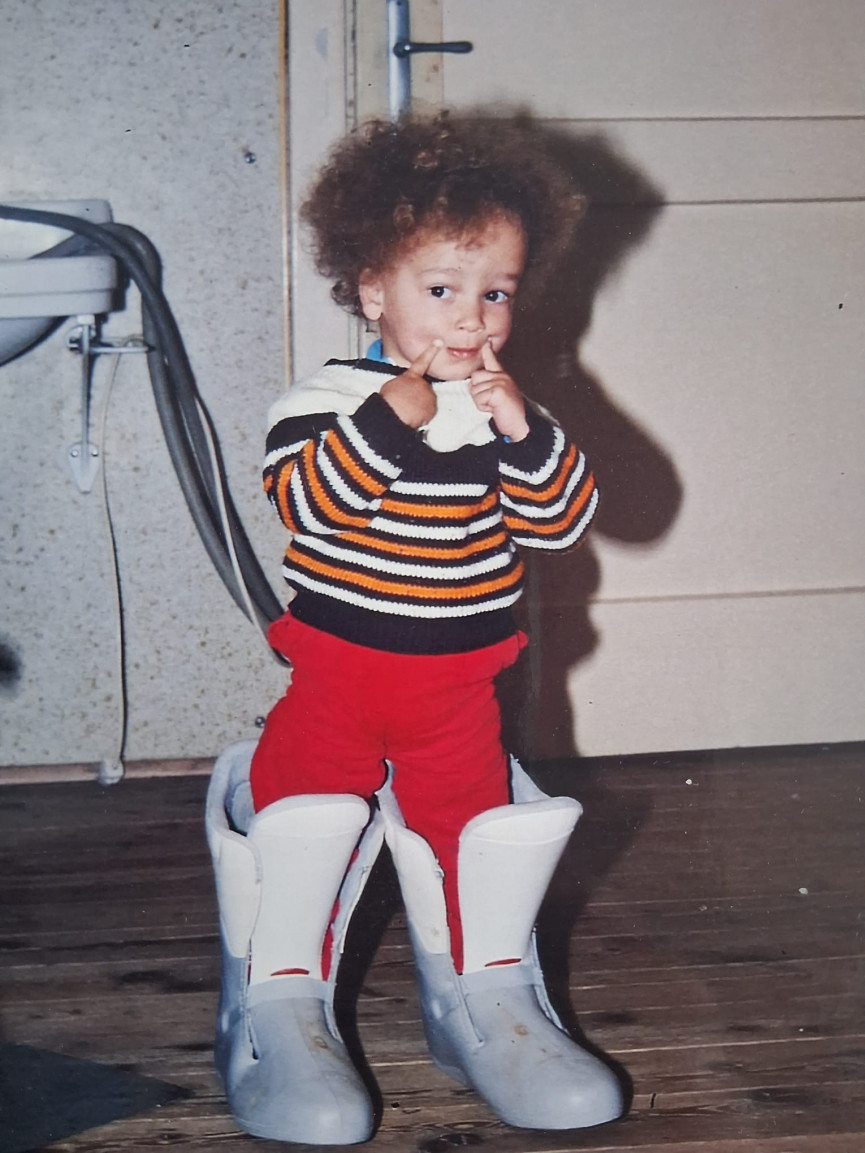 Hier ist ein Kinderfoto des psychologischen Beraters und Coach Franz Wilhelm zu sehen. Er steht als Kind in zu gro&szlig;en Skischuhen. Dieses Bild ist f&uuml;r die Biographie die den Werdegang als Coach und Lebens und Sozialberater zeigen soll.