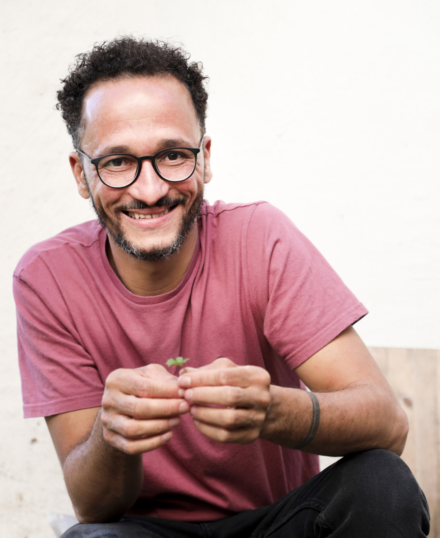 Hier h&auml;lt der Coach und Berater Franz Wilhelm ein Kleeblatt in der Hand und grinst.